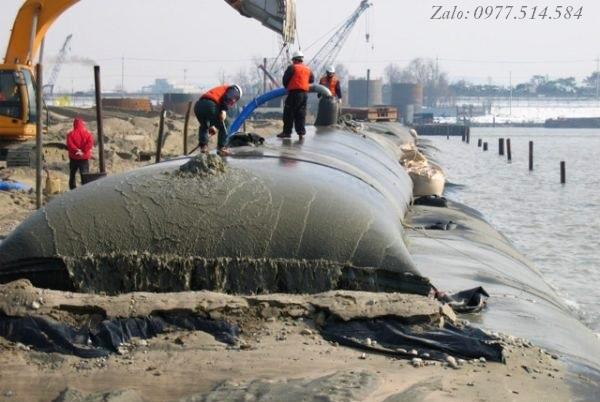 Ống vải địa geotube được sử dụng để chứa và xử lý bùn thải công nghiệp